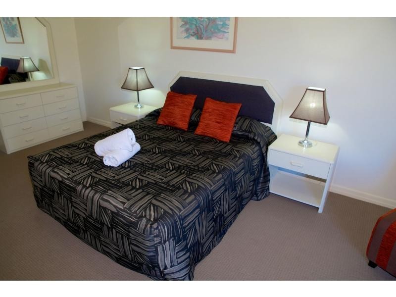 1/11 Eady Avenue, Broadbeach Waters QLD 4218