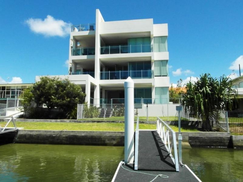 1/11 Canal Avenue, Runaway Bay QLD 4216