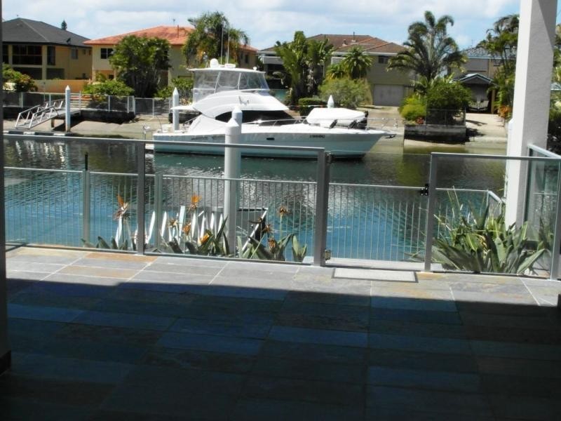 1/11 Canal Avenue, Runaway Bay QLD 4216