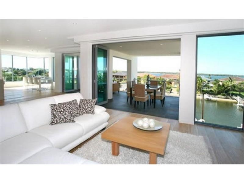 1/11 Canal Avenue, Runaway Bay QLD 4216