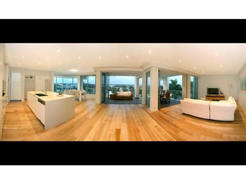 1/11 Canal Avenue, Runaway Bay QLD 4216