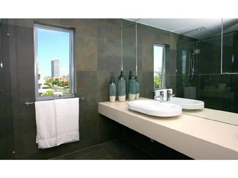 1/11 Canal Avenue, Runaway Bay QLD 4216