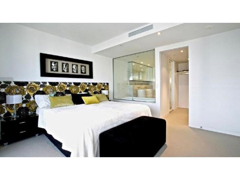 4-26 Charles Avenue, Broadbeach QLD 4218