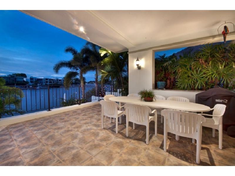 9 Ipsley Drive, Broadbeach Waters QLD 4218