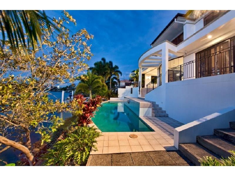 9 Ipsley Drive, Broadbeach Waters QLD 4218