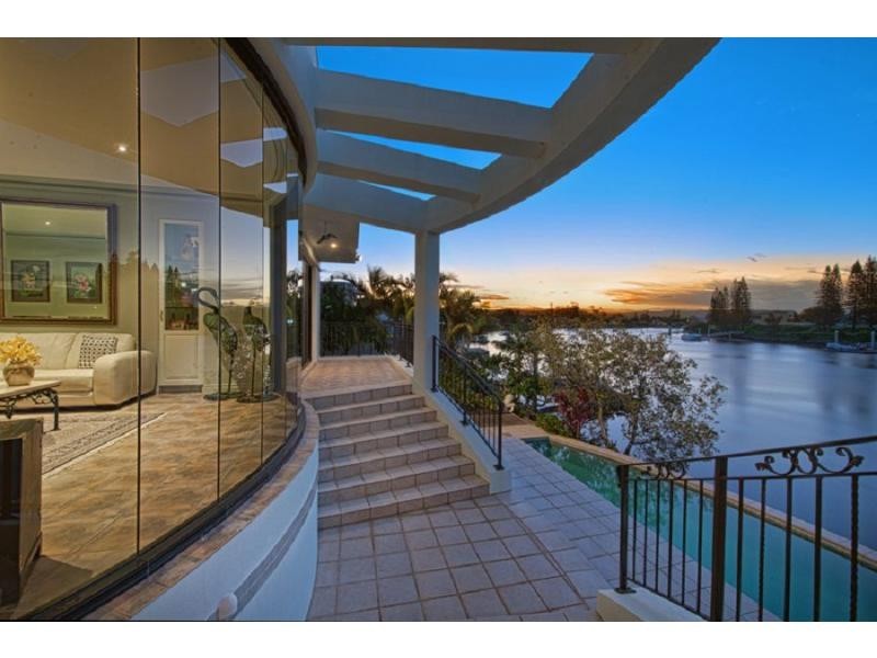 9 Ipsley Drive, Broadbeach Waters QLD 4218