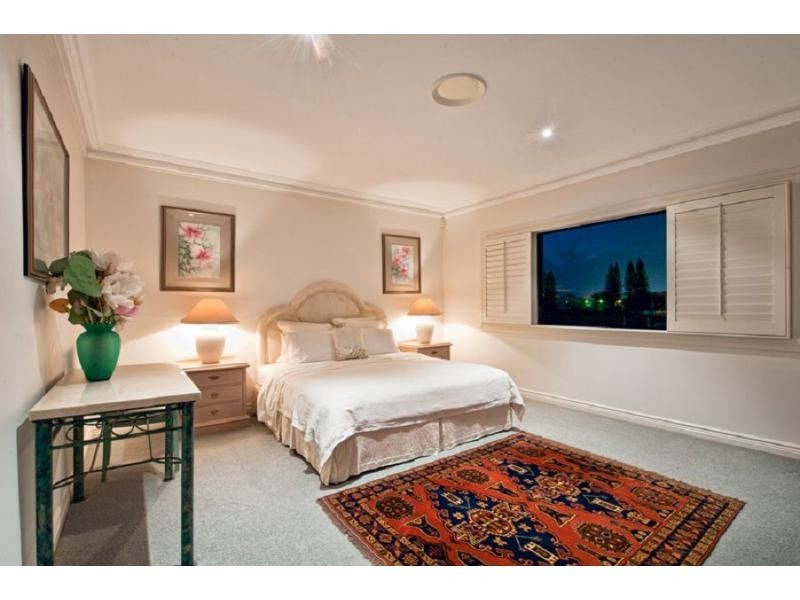 9 Ipsley Drive, Broadbeach Waters QLD 4218