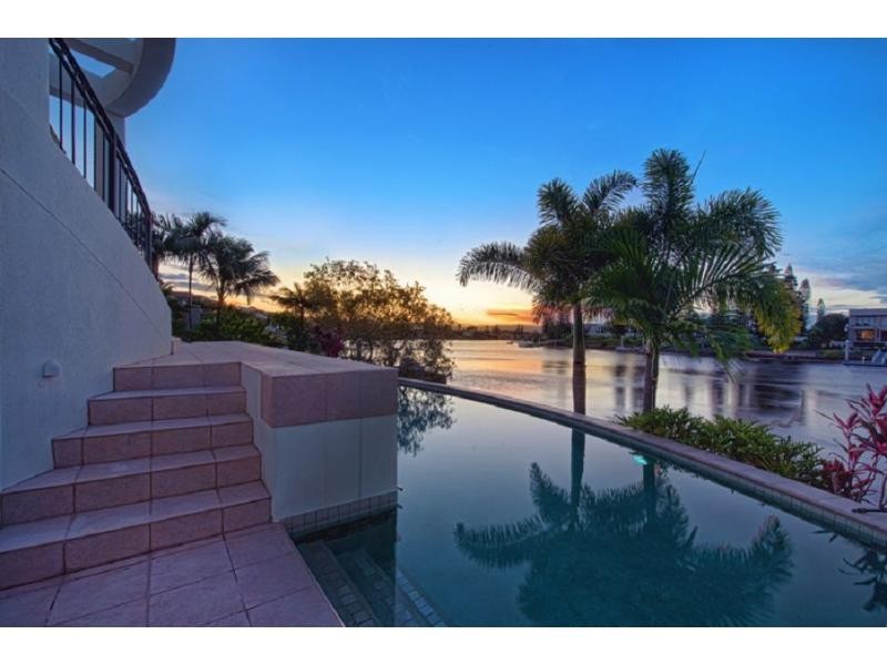 9 Ipsley Drive, Broadbeach Waters QLD 4218