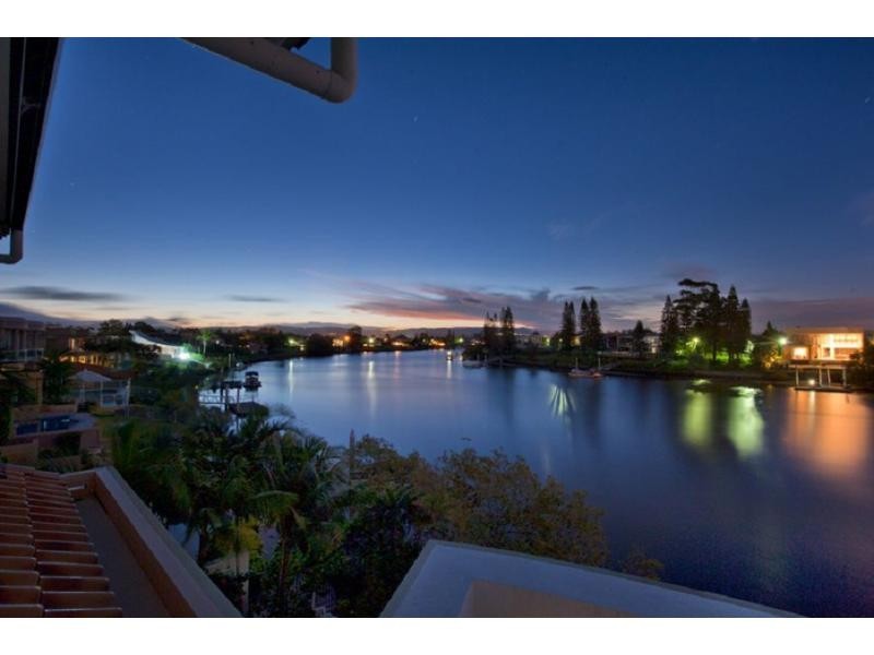 9 Ipsley Drive, Broadbeach Waters QLD 4218
