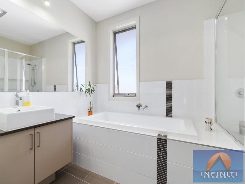 25 Manton Avenue, West Hoxton NSW 2171
