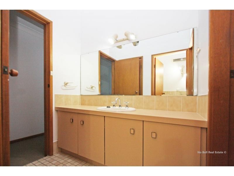 8 Mildura Close, Eleebana NSW 2282