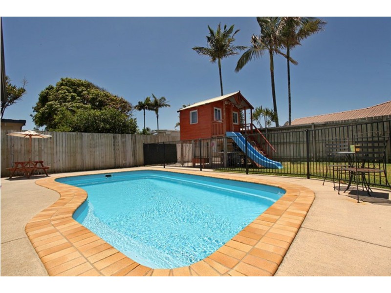 73 Nicklin Way, Warana QLD 4575