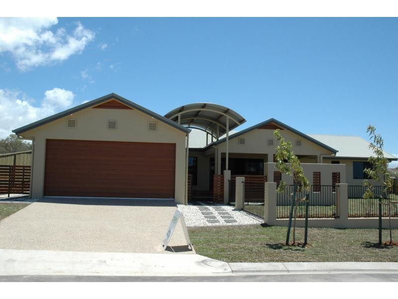 3 Hillock Crescent, Bushland Beach QLD 4818