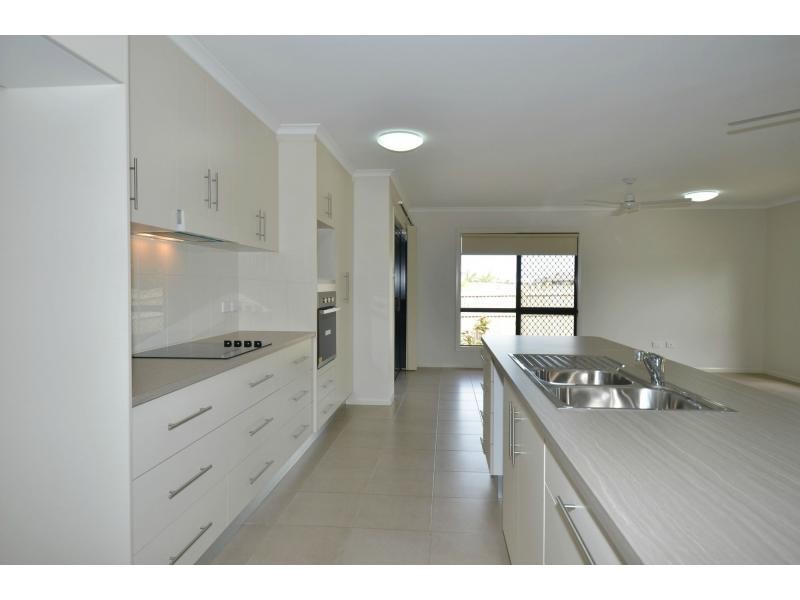 1/26 Lochern Way, Bushland Beach QLD 4818