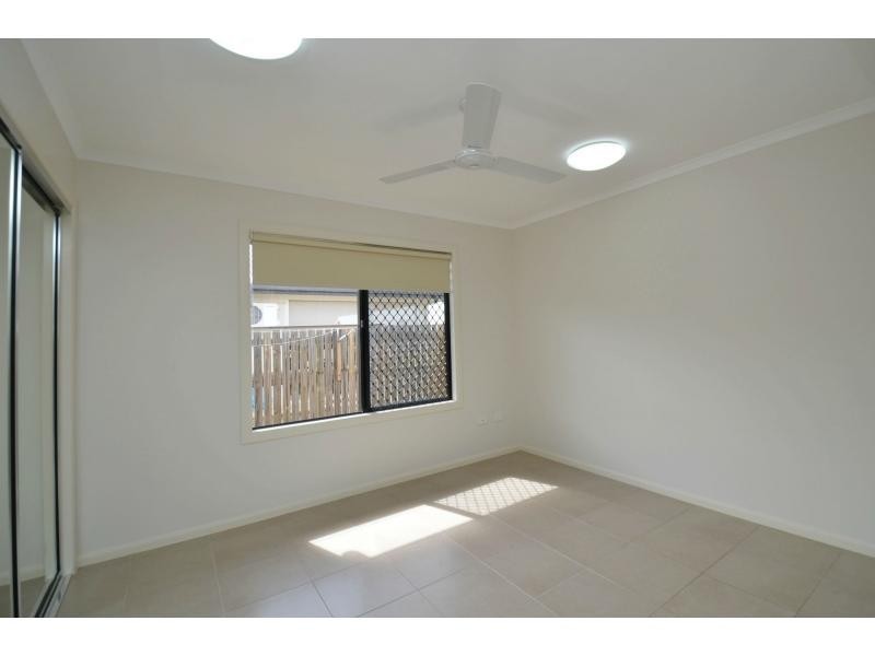 1/26 Lochern Way, Bushland Beach QLD 4818