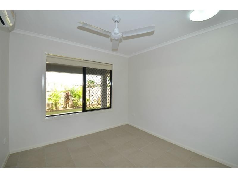 1/26 Lochern Way, Bushland Beach QLD 4818