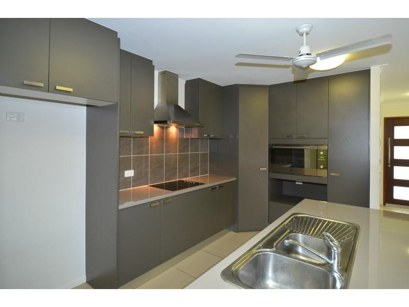 33 Kroymans Drive, Mount Louisa QLD 4814