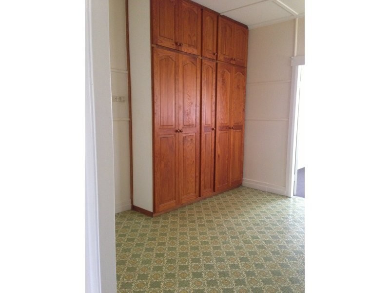 102 Railway Avenue, Railway Estate QLD 4810