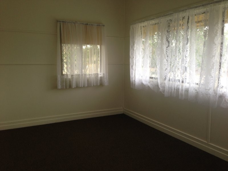 102 Railway Avenue, Railway Estate QLD 4810