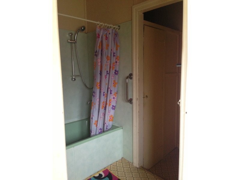 102 Railway Avenue, Railway Estate QLD 4810