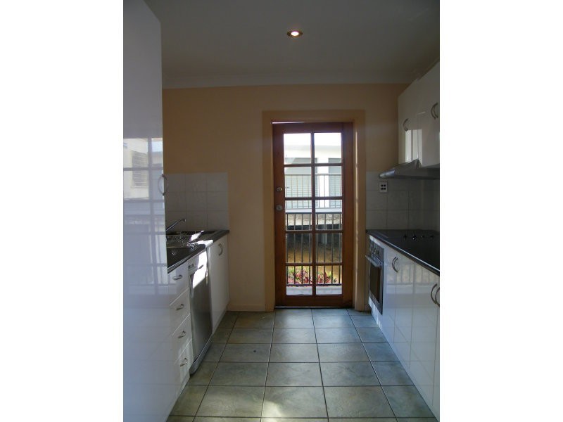 Unit 2/27 Gilbert Crescent, Castle Hill QLD 4810