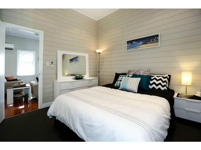 12 Townsville Street, West End QLD 4810