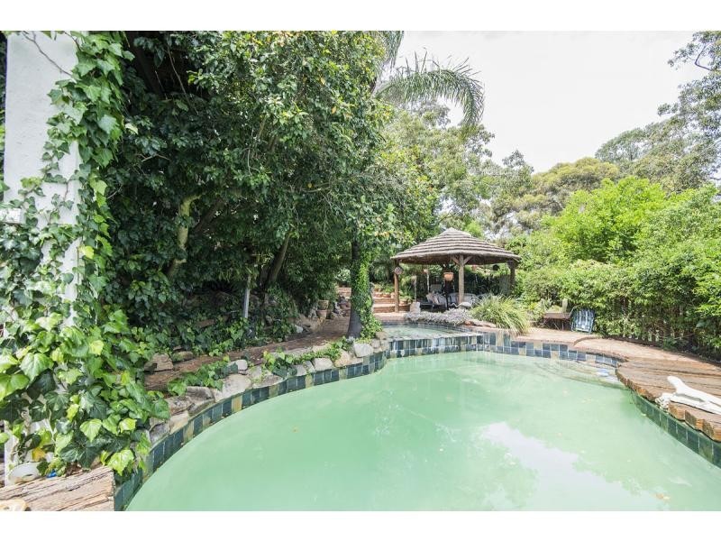 17 Graelou Road, Lesmurdie WA 6076