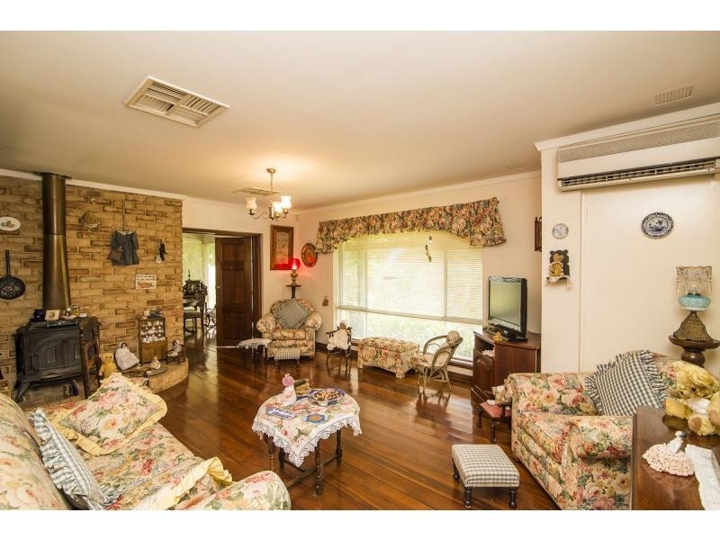 17 Graelou Road, Lesmurdie WA 6076