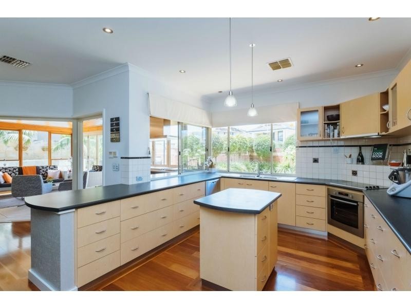 7 Madeira Turn, Hillarys WA 6025