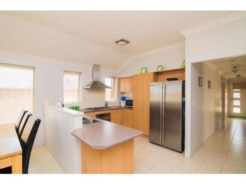 2/11 Judges Court, Huntingdale WA 6110