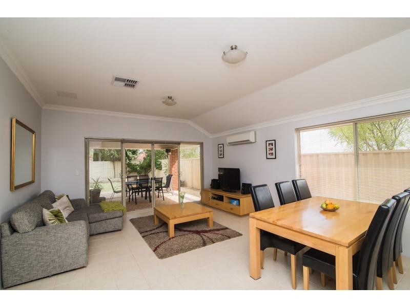 2/11 Judges Court, Huntingdale WA 6110