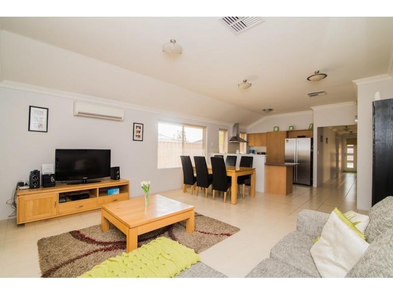 2/11 Judges Court, Huntingdale WA 6110