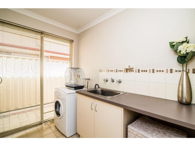 2/11 Judges Court, Huntingdale WA 6110