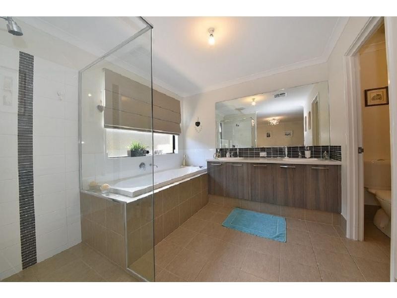 14 Redheart Road, Carramar WA 6031