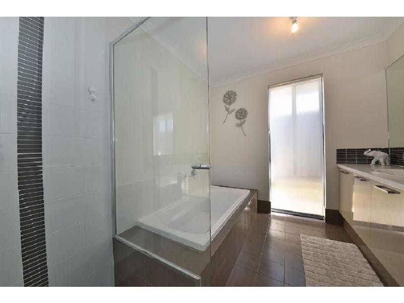 14 Redheart Road, Carramar WA 6031