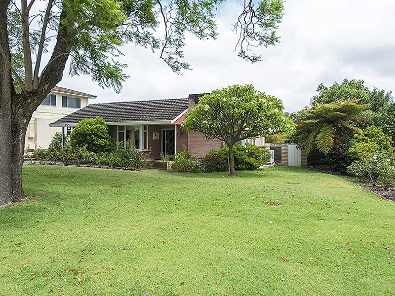 20 Howard Parade, Salter Point WA 6152