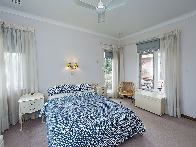 20 Howard Parade, Salter Point WA 6152