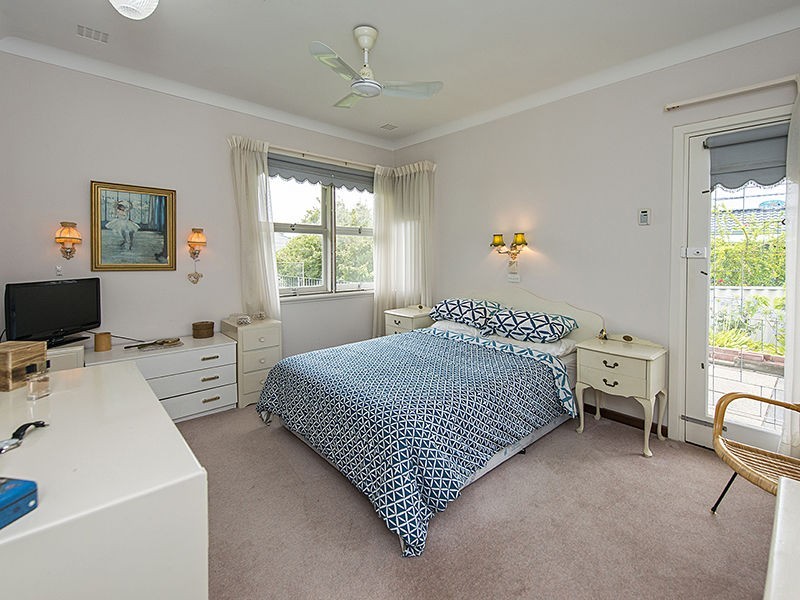 20 Howard Parade, Salter Point WA 6152