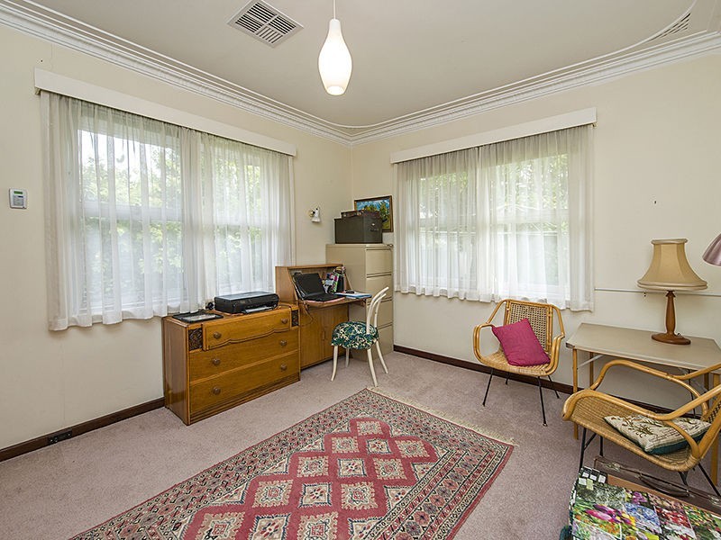 20 Howard Parade, Salter Point WA 6152