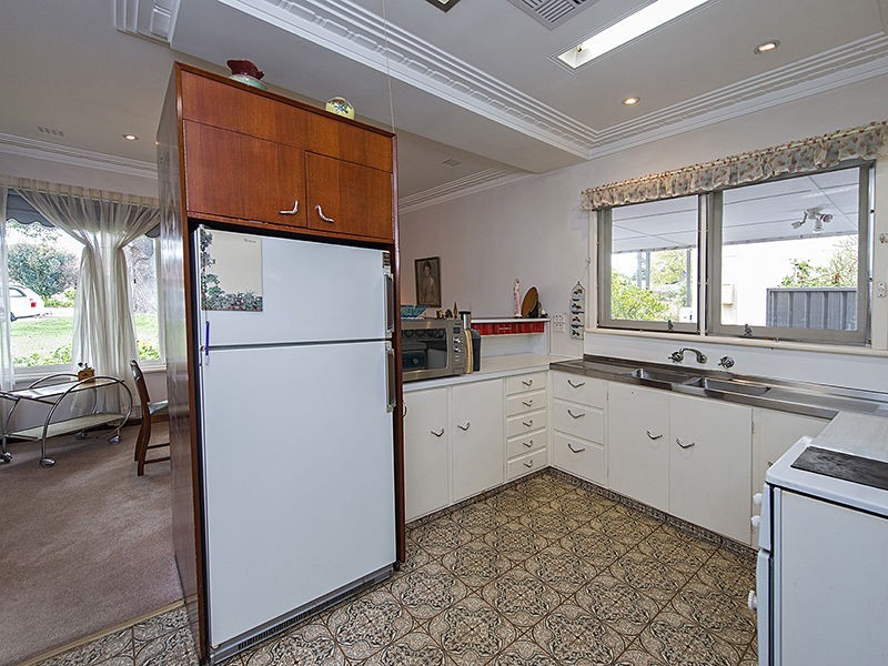 20 Howard Parade, Salter Point WA 6152