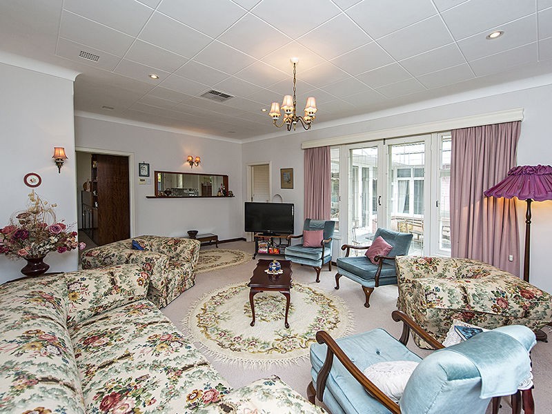 20 Howard Parade, Salter Point WA 6152