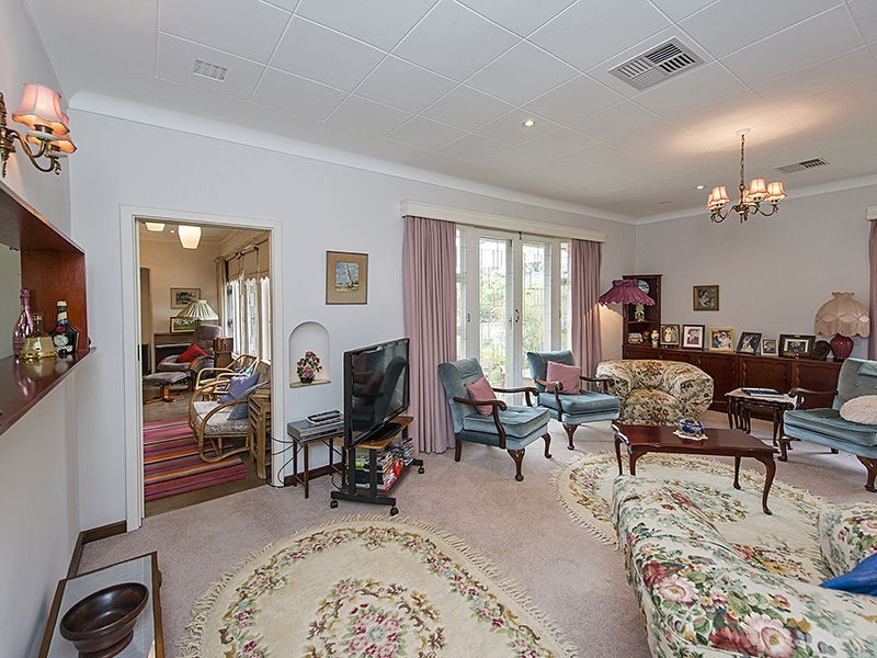 20 Howard Parade, Salter Point WA 6152