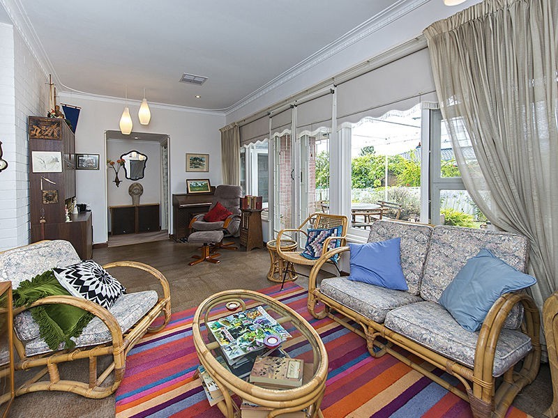 20 Howard Parade, Salter Point WA 6152