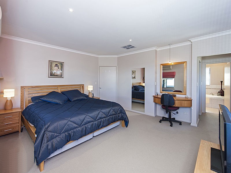 27 Unwin Crescent, Salter Point WA 6152