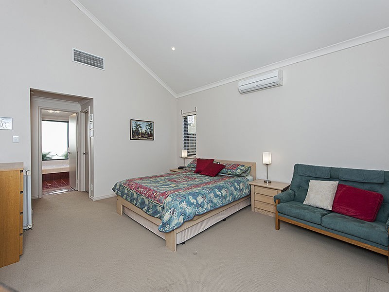 27 Unwin Crescent, Salter Point WA 6152