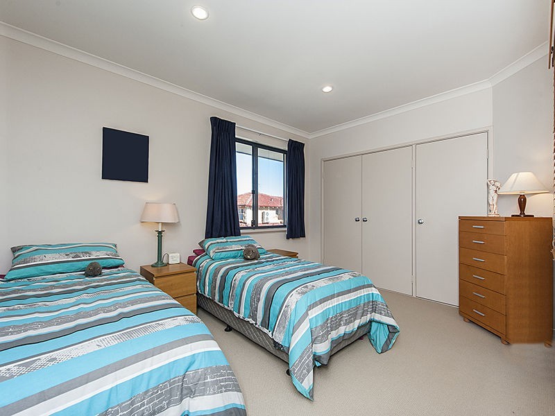 27 Unwin Crescent, Salter Point WA 6152