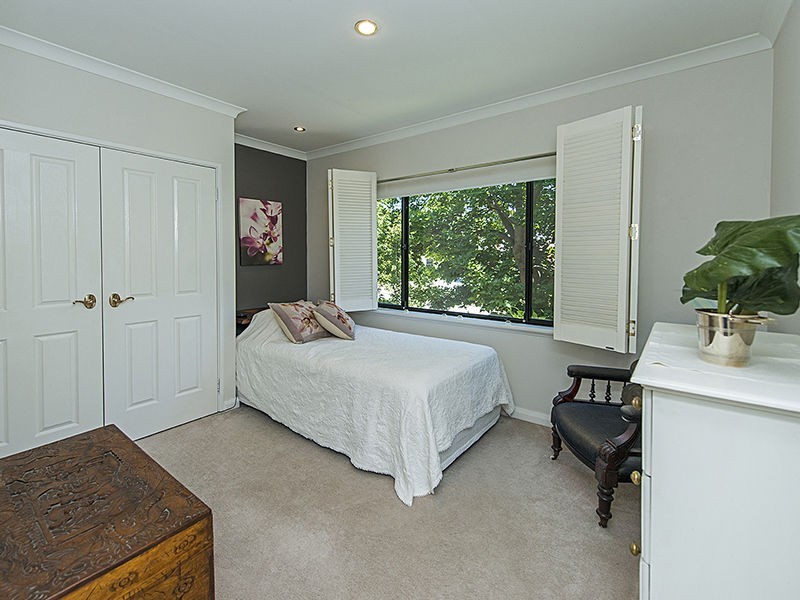 16 Pepler Avenue, Salter Point WA 6152