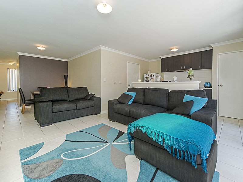 18/11 Hazlett Way, Canning Vale WA 6155