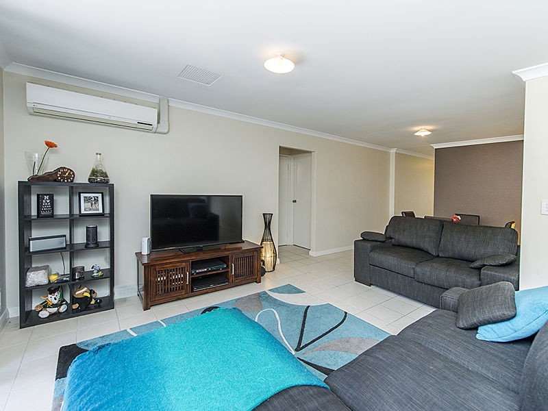 18/11 Hazlett Way, Canning Vale WA 6155