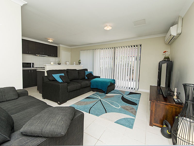 18/11 Hazlett Way, Canning Vale WA 6155